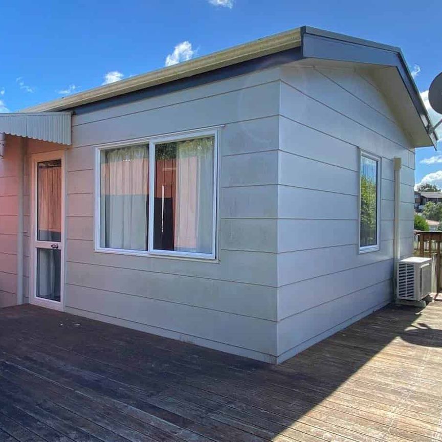 Cute freestanding two bedroom unit - Photo 1