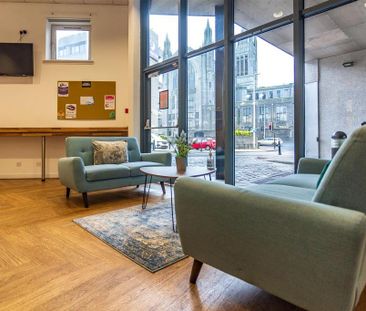 1 bedroom in a flat share to rent - Photo 2