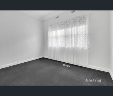 31 Hotham Road, Niddrie, Vic 3042 - Photo 2