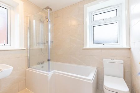 3 bedroom semi-detached house to rent - Photo 5