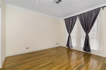 LOW MAINTENANCE 3 BEDROOM HOME ! - Photo 2