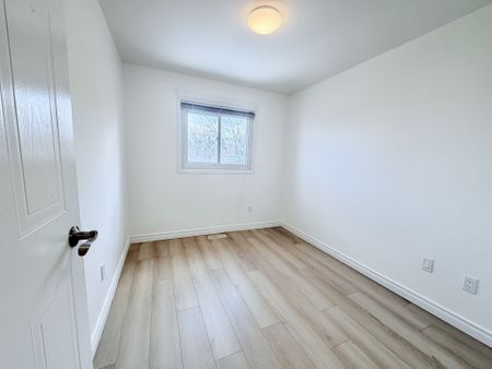 For Lease - 230 Enchanted Hills Crescent, Toronto, Ontario - Photo 2