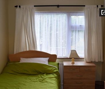 Sunny room in 4-bedroom apartment in Firhouse, Dublin - Photo 6