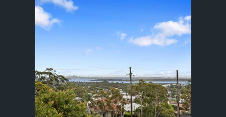 Bright One-Bedroom Apartment with City & Water Views - Photo 5