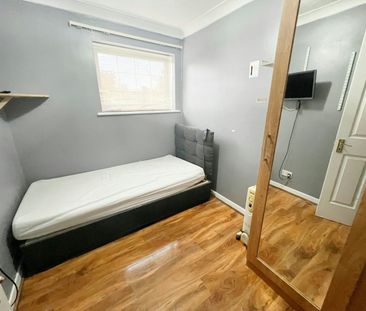 Terraced House to rent on - Photo 6