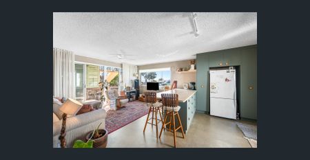 Beach side Miami with two car garage - Photo 4