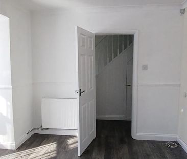 2 bedroom semi-detached house to rent - Photo 4