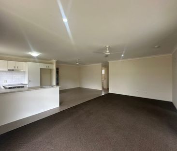 LARGE FAMILY HOME NEAR THE BEACH! - Photo 3