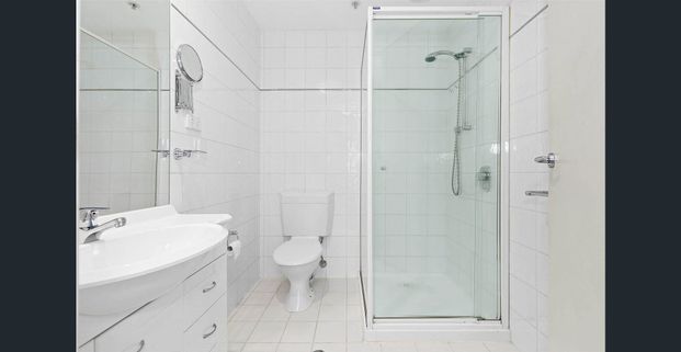 Spacious North-Facing Apartment with Two Car Parks & Resort-Style Living - Photo 1