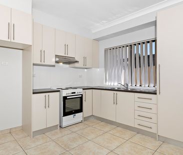 Large 2 Bedroom Half House - Photo 3