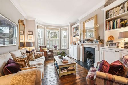 A charming five bedroom family home close to Battersea Park. - Photo 2