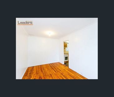 Family home & Granny flat! Close to station, shops and schools! - Photo 1