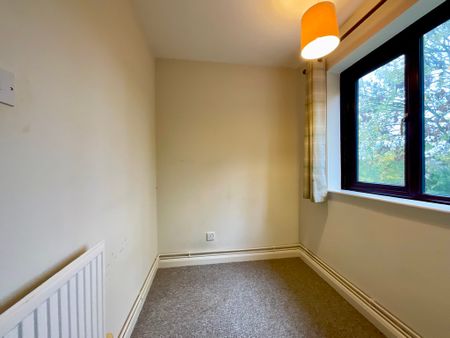 2 bedroom Semi-Detached House to let - Photo 5