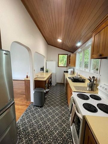 Large 4 Bedroom home + 1 Bedroom self contained - Photo 4