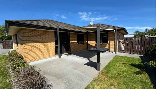 Private rear section, 4 bed + 1 Bath - Photo 1