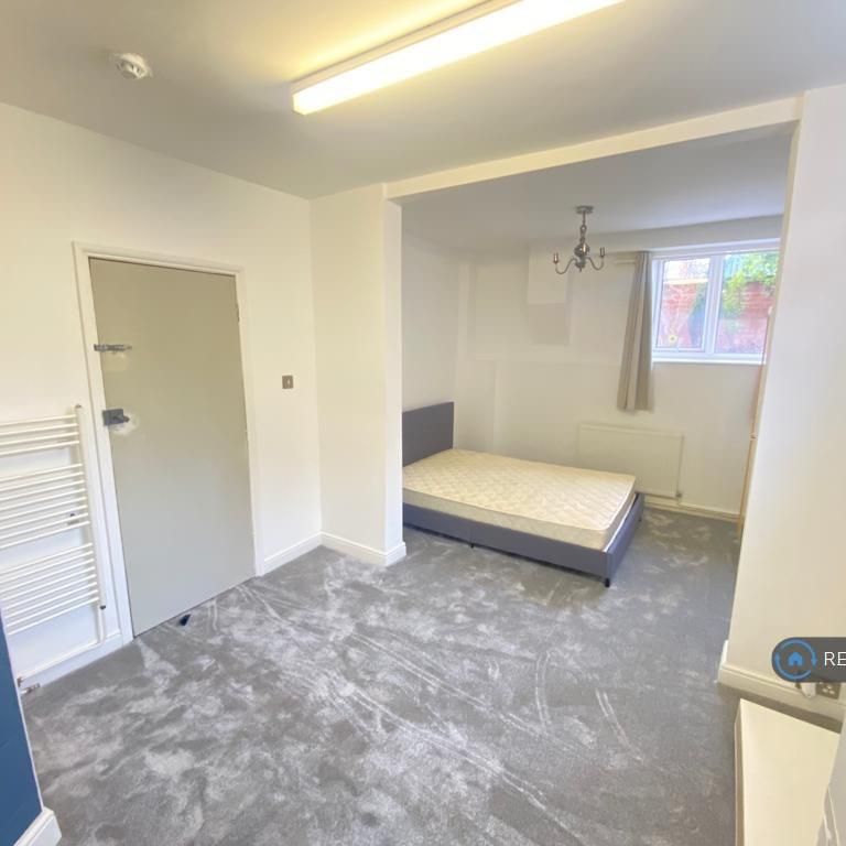 Studio to rent - Photo 1