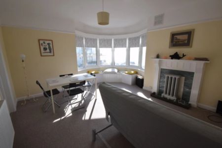 To Rent Sea Road, Boscombe, Bournemouth, BH5 £1,200 pcm Tenancy Info - Photo 2