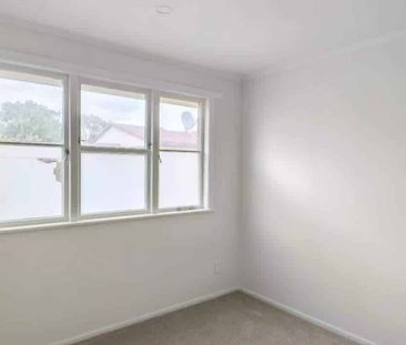 Newly Renovated 3-Bedroom Home in the Heart of Ōtāhuhu - Photo 1