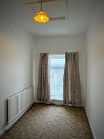 3 bedroom flat to rent - Photo 2