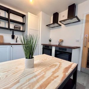 1 bedroom in a flat share to rent - Photo 2