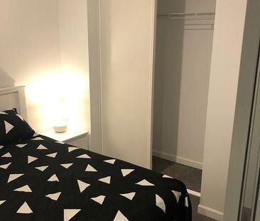 Tidy, newly refurbished 2 bed unit with a pool/gym - Photo 3