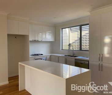 Spacious Three-Bedroom Townhouse for Lifestyle Living - Photo 2