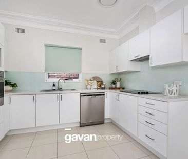 Three Bedroom Home with Swimming Pool - Photo 5