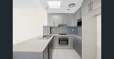 Lakeside apartment just moments from the beach - Photo 2