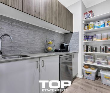 Stunning 5-Bedroom Family Home with 3 Master Bedrooms!! - Photo 4