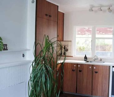 Sunny Elevated Home Near Tahunanui Beach – Privacy, Views and Chara... - Photo 2