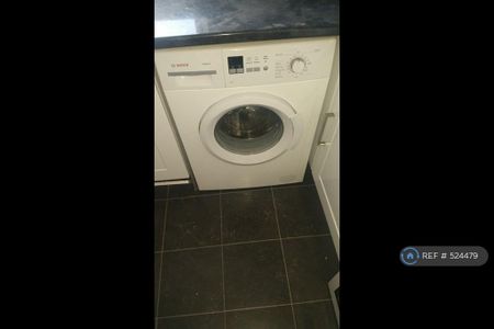 3 bedroom flat to rent - Photo 2