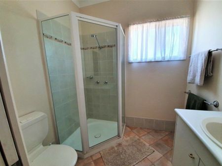 FOUR BEDROOM , TWO BATHROOM HOME - 1 WEEKS FREE RENT ! - Photo 5