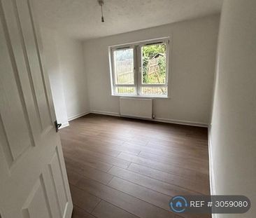 3 bedroom flat to rent - Photo 4