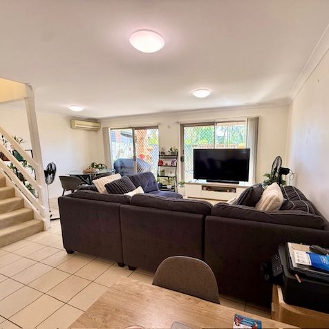 Spacious 3 Bedrooms Townhouse in a very convenient location - Photo 1