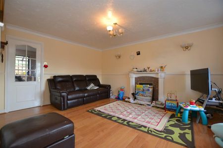 3 bedroom House To Let - Photo 2