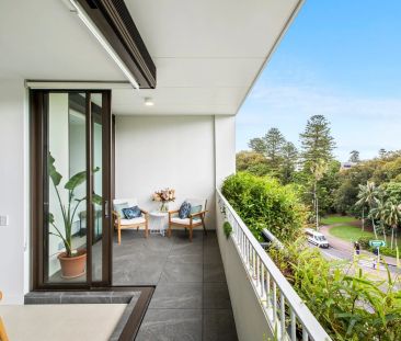 Luxurious Top-Floor Apartment in The Centre of Manly - Photo 3