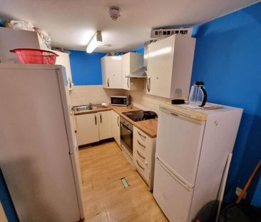 1 bedroom in a flat share to rent - Photo 4