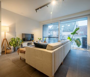 DEINZE - Prachtig nieuwbouwapp. met 2 SLPK, terras én parkeerplaats - Foto 1