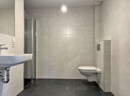 Erstbezug: Extravagante Dachgeschosswohnung mit Einbauküche und Loggia in Kanallage von Spetzerfehn - Photo 3