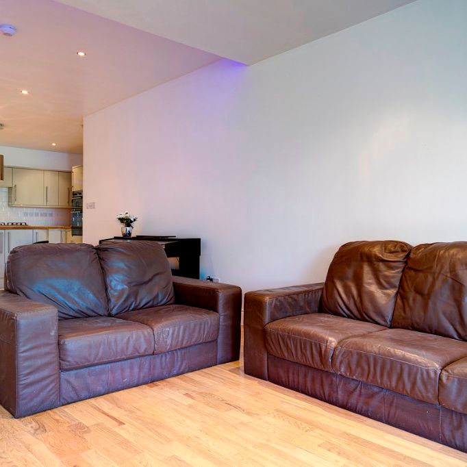 Lombard Road, SW11, London - Photo 1