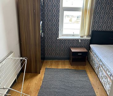 £875 PCM, Furnished Two Bedroom First Floor Flat in Chepstow Road, ... - Photo 2