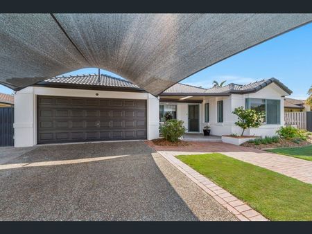 4 Spacious Bedrooms house with Parent/Kids Retreats Area at Monterey Keys - Photo 3