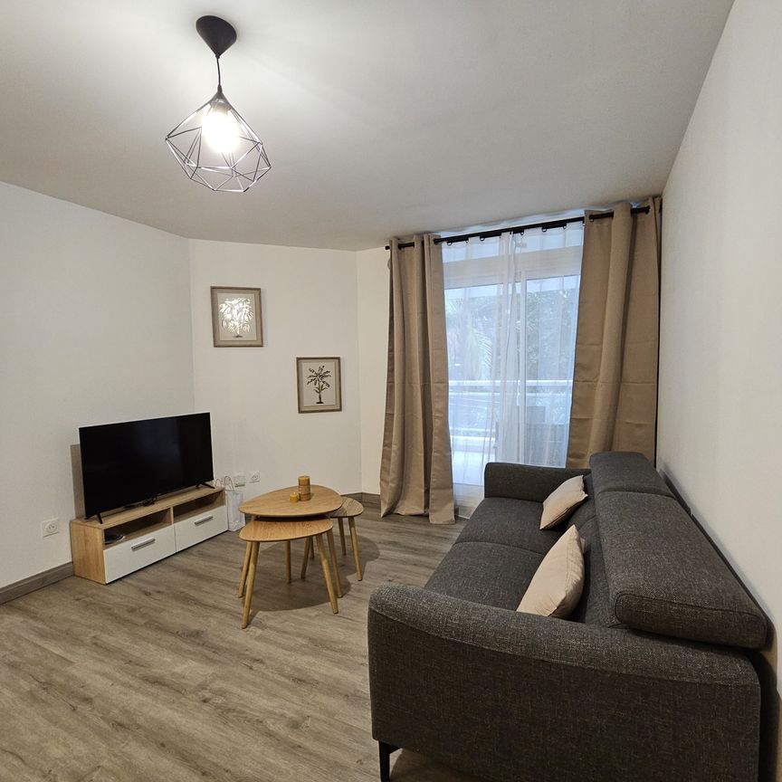 Location Appartement 4 pièces 68m² MOUFIA 97490 - Photo 1