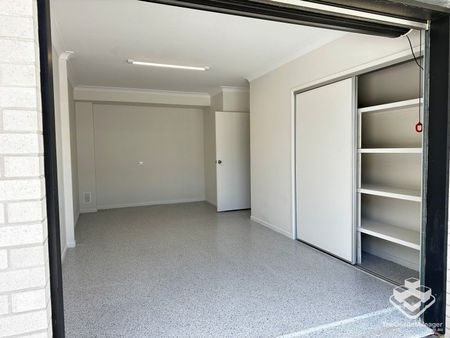 BRAND NEW ULTA MODERN LUXURY 3 BEDROOM TOWNHOUSE WITH DUCTED AIR-CON - First 2 Week Rent Free - Photo 2