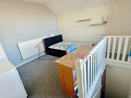 4 Bedroom Semi-Detached House - Photo 2