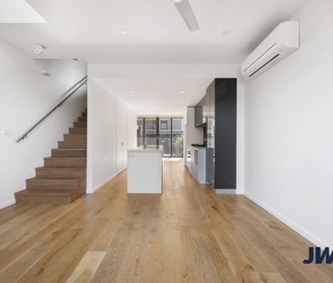 Impeccably designed with a contemporary inner-city vibe - Photo 1