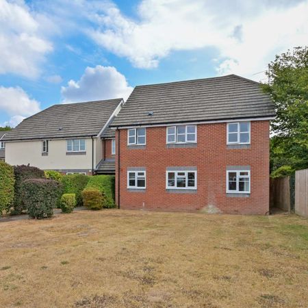 A spacious two bedroom apartment with parking and communal gardens. - Photo 4