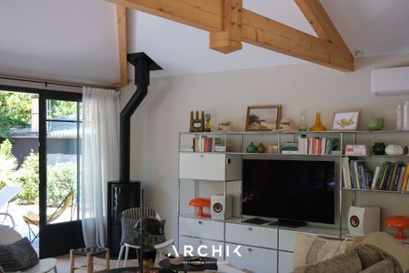 Architecture contemporaine inspirée des villas arcachonnaises dans le quartier de la Corniche et à proximité de La Dune, cette maison de 180 m2 se tient sur un terrain de 1 070 m2 dont les grands pins confèrent à l'ensemble charme et authenticité. - Photo 5