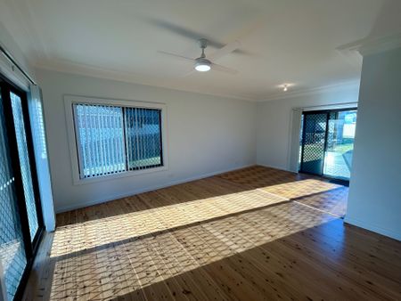 Tidy 3 Bedroom 1 Bathroom Cottage - Polished Floorboards - Great Yard Space - Photo 2