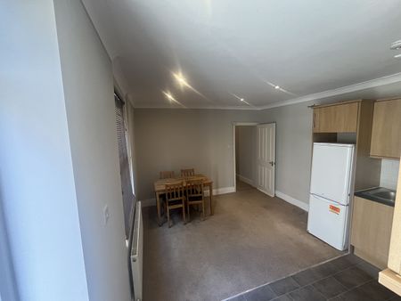 3 Bed Flat, Sellincourt Road, SW17 - Photo 2